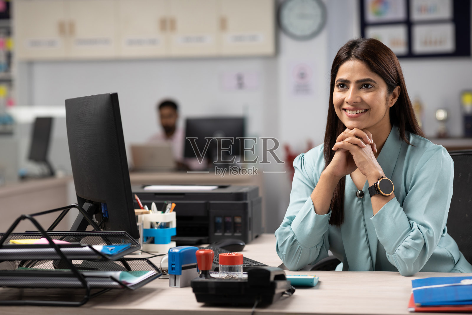 年轻的女商人在办公室工作照片摄影图片