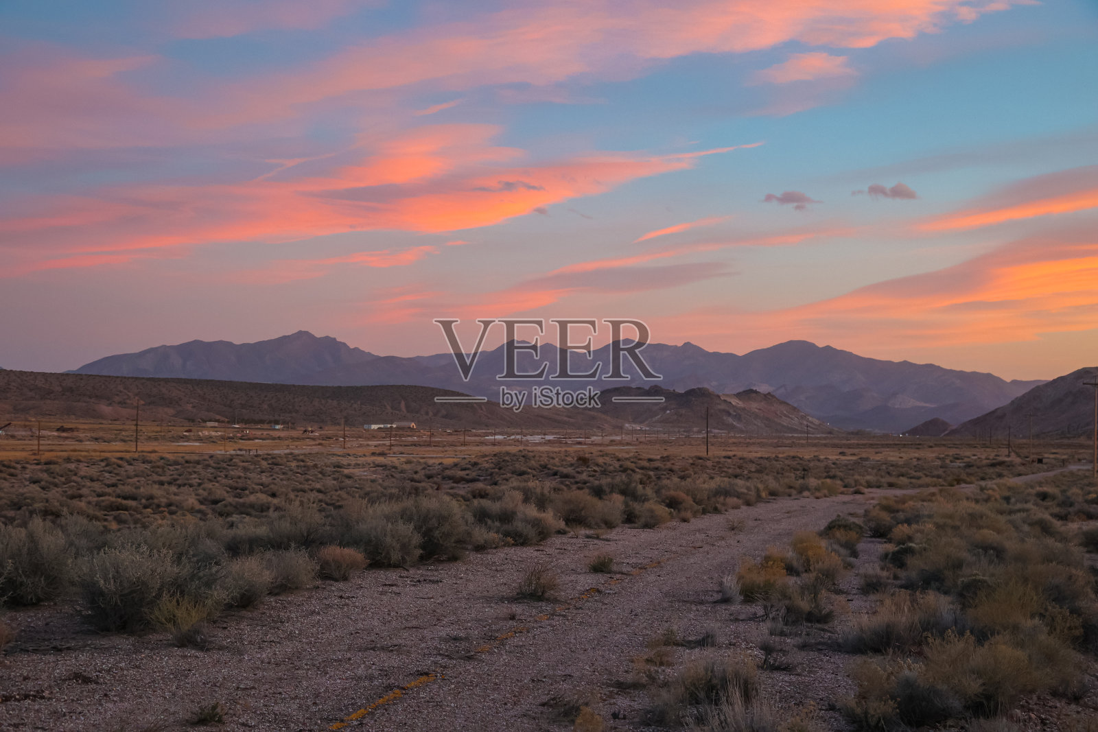 内华达州奈县,比蒂小镇日落时的土路照片摄影图片