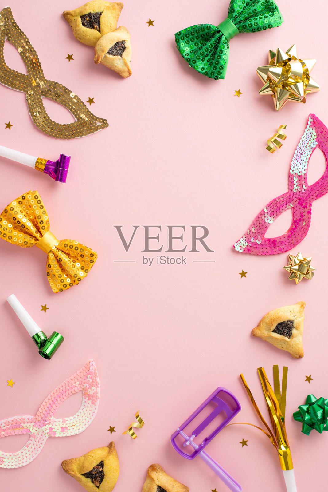 普珥节活动邀请。垂直顶视图填充三角形饼干,丝带星星,假面舞装备,领结,五彩纸屑,噪音制造者,布局在粉红色的背景与空间的信息或广告照片摄影图片