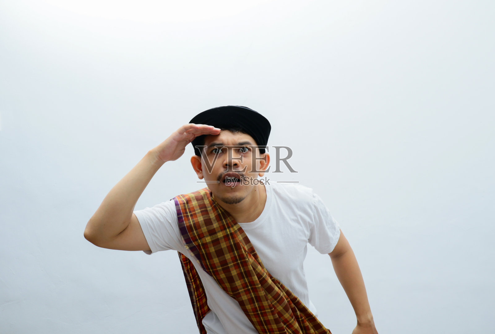 亚洲穆斯林男子穿着纱笼,表情困惑照片摄影图片