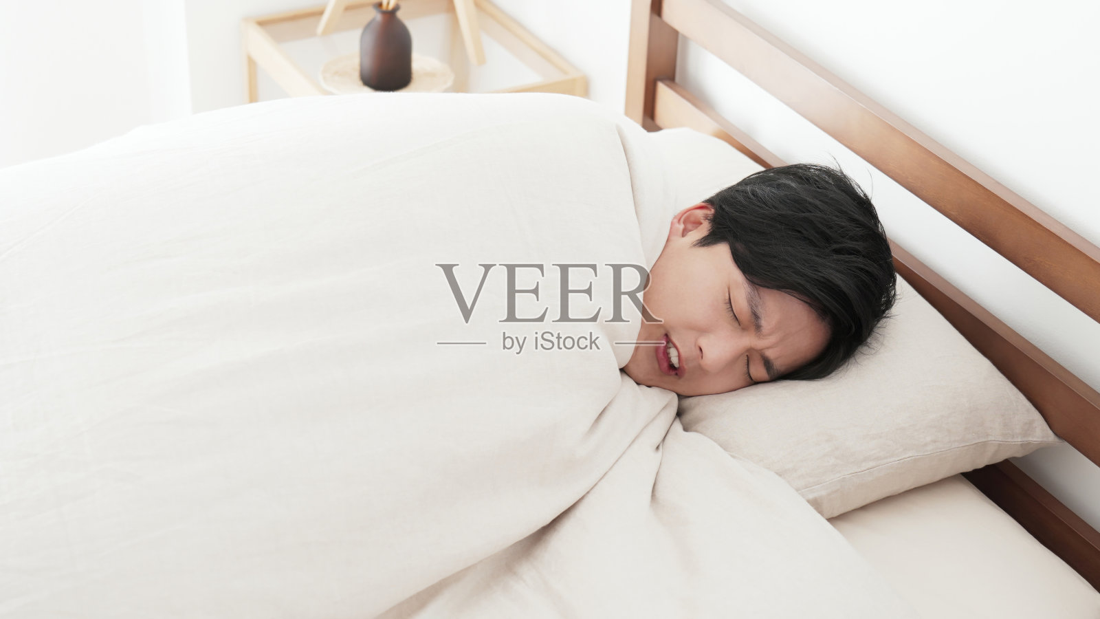 男人躺在床上觉得冷照片摄影图片