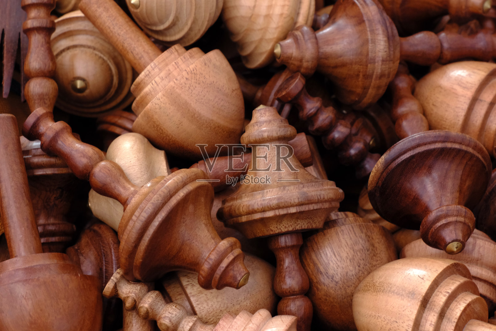 传统手工制作的彩色木制玩具,木质玩具,家庭精选重点。照片摄影图片