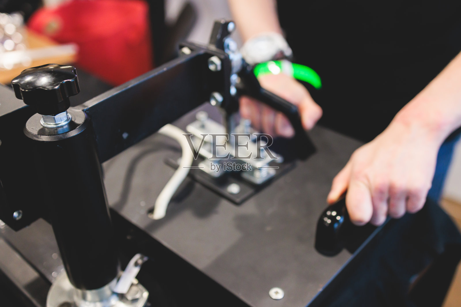 服装印花工艺、面料车间t恤、卫衣热压机印花定制设计工艺、衬衫丝印工艺、纺织品服装丝印工艺、平版丝印工艺照片摄影图片