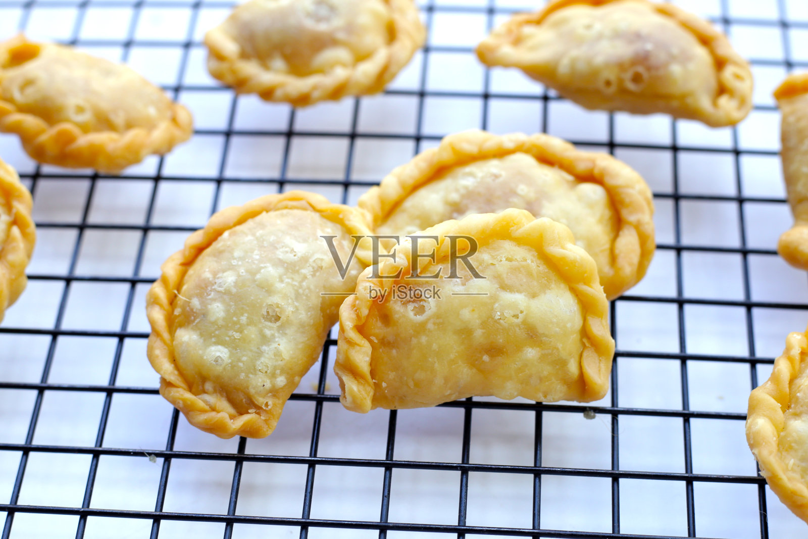 迷你咖喱泡芙。泰国甜品照片摄影图片