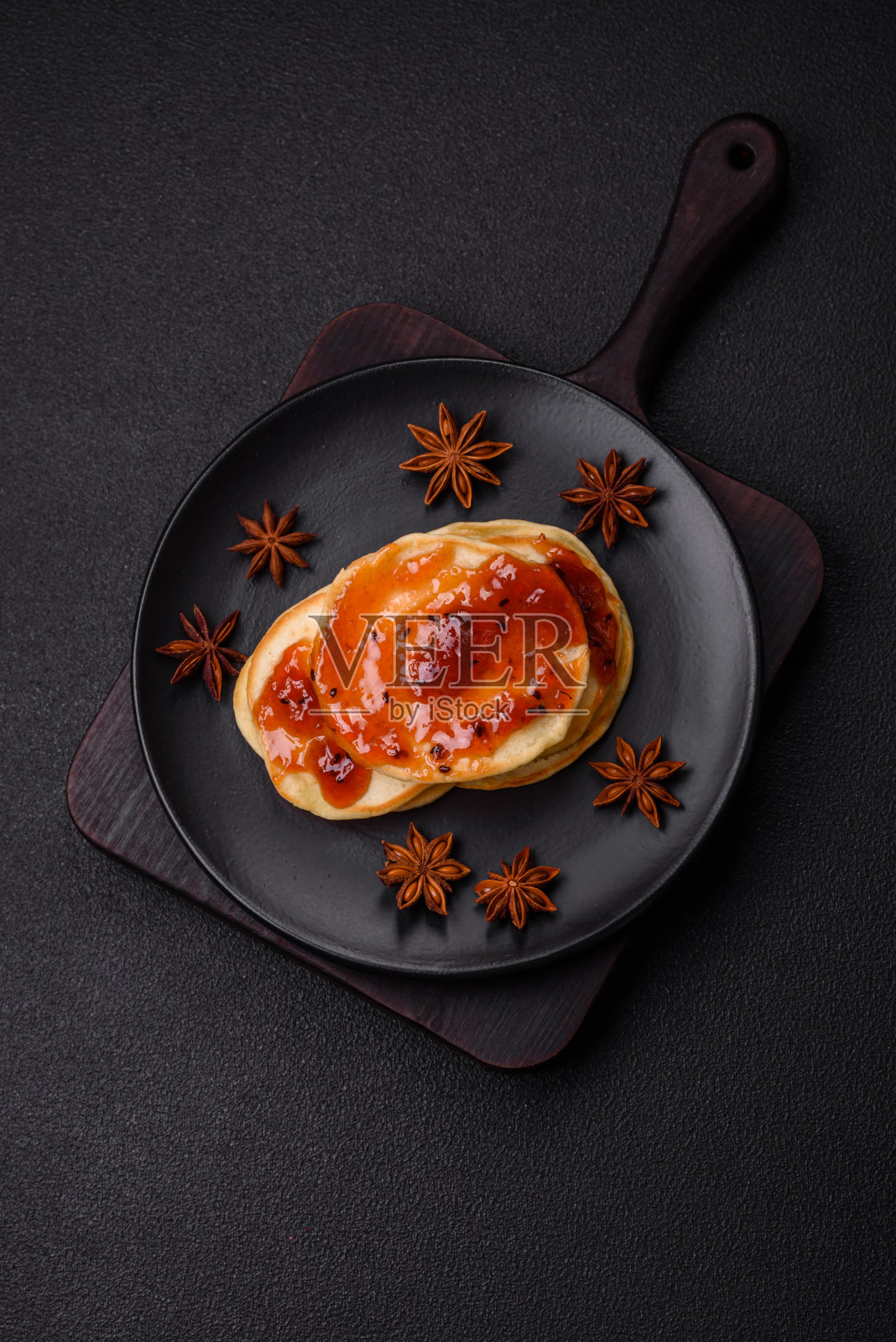 新鲜出炉的煎饼和美味的果酱放在陶瓷盘子里照片摄影图片