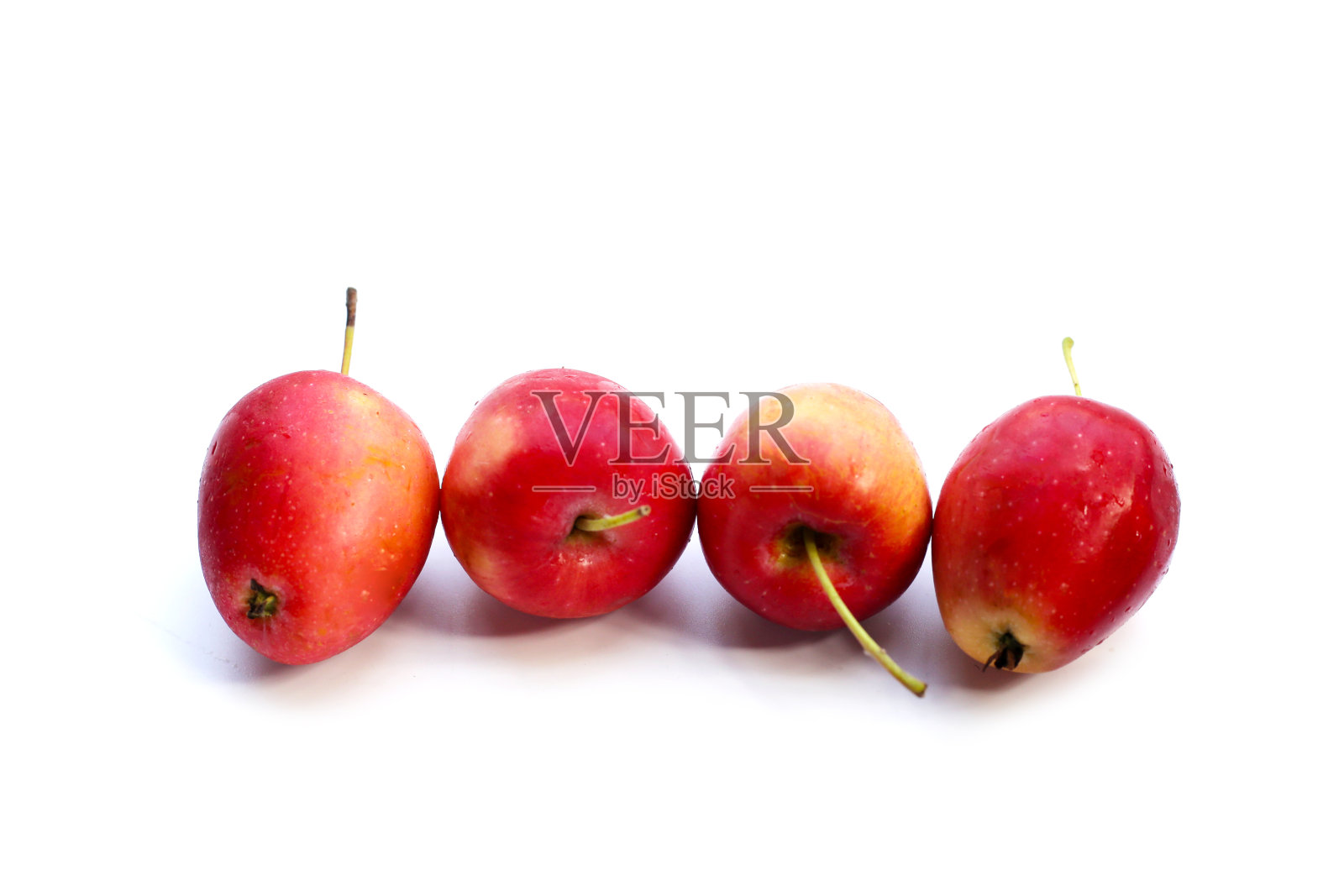 白色背景上新鲜的小红苹果照片摄影图片