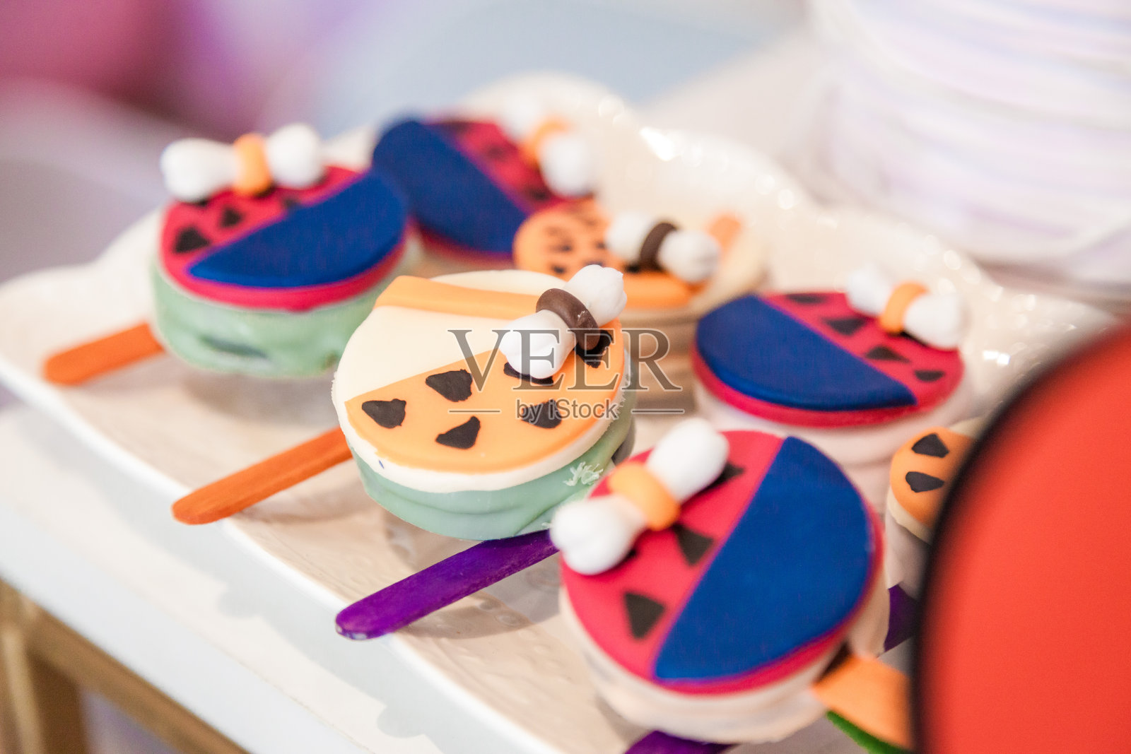 生日蛋糕和饼干装饰。照片摄影图片