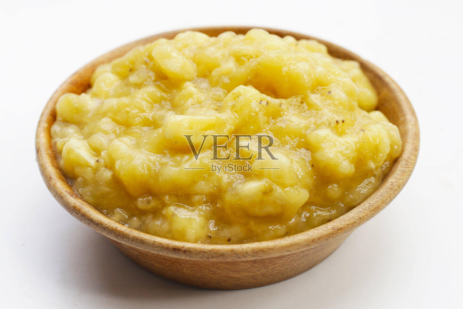 碗里的香蕉泥,白色背景。照片摄影图片