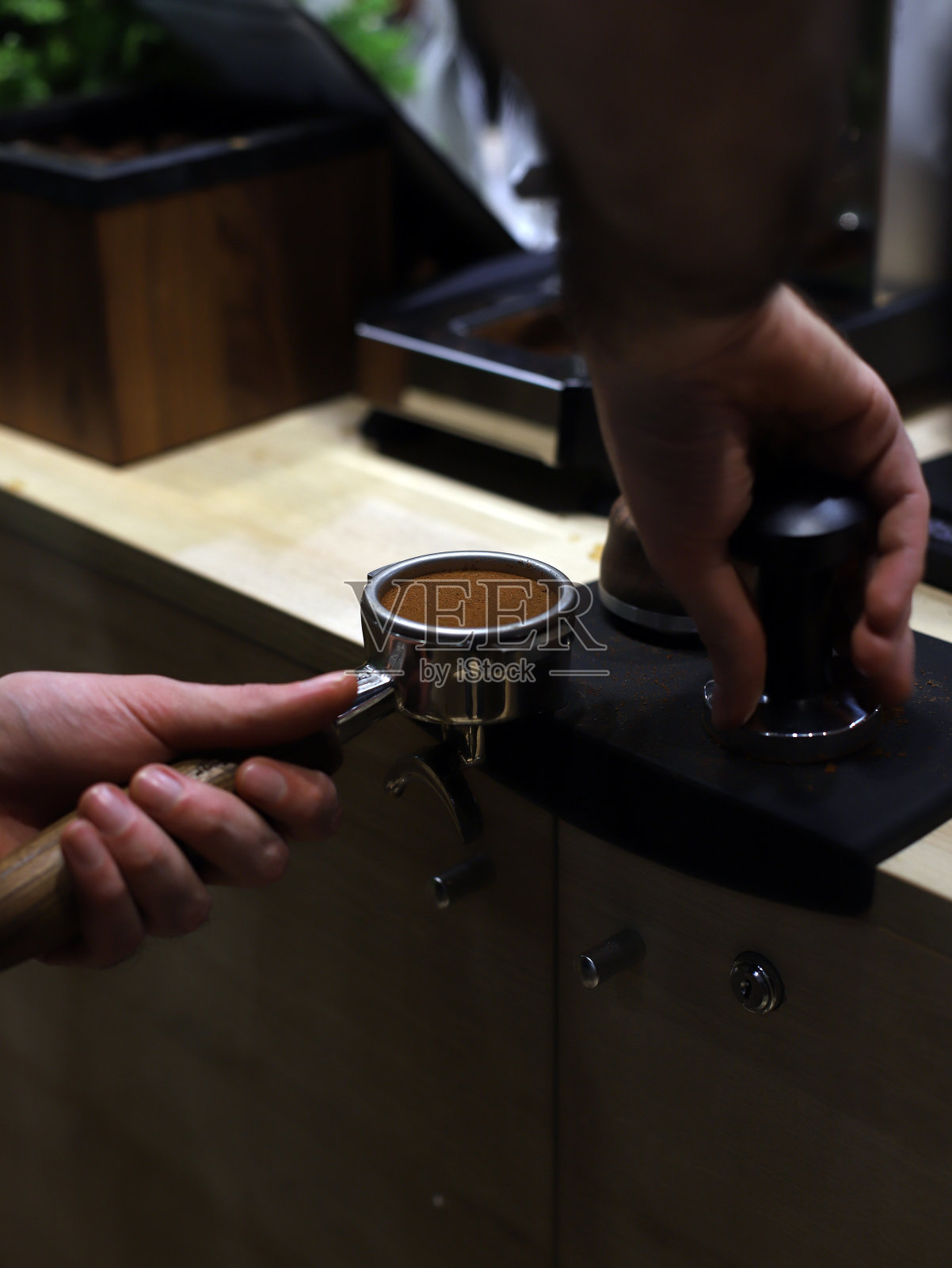 服务员正在用他的专业用具煮浓咖啡照片摄影图片