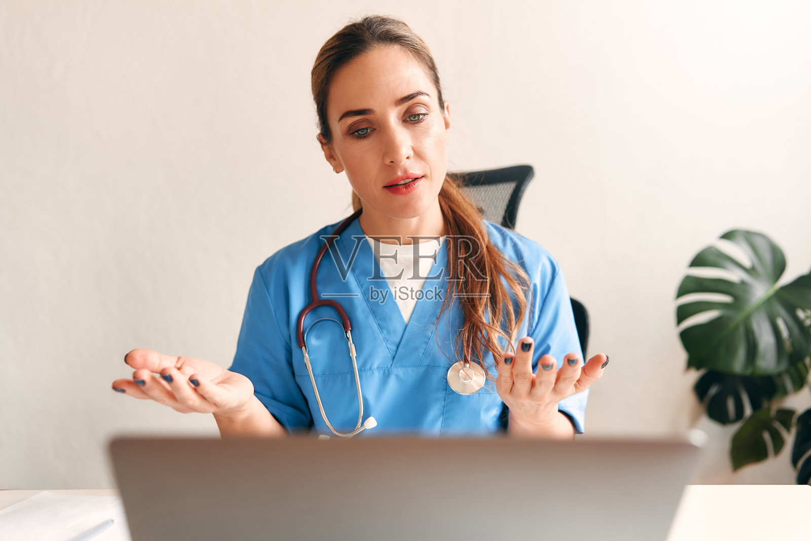 家庭医生来到病人家里照片摄影图片