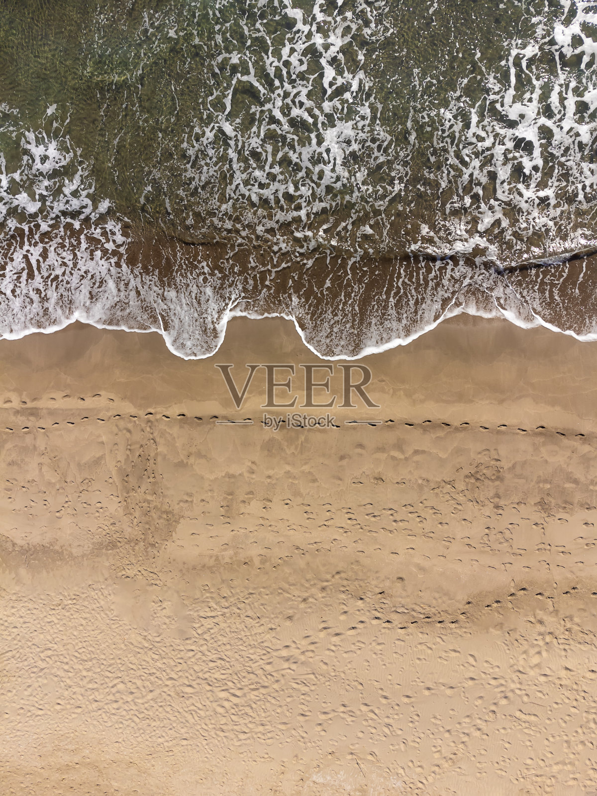 在阳光明媚的日子里,无人机拍摄的沙滩和海浪,俯视图。夏日海景从空中。旅游的概念和想法照片摄影图片