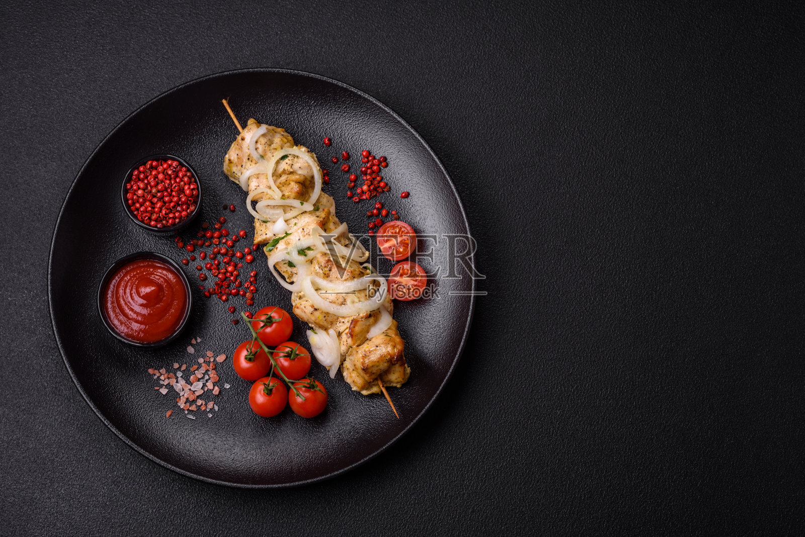 美味的新鲜鸡肉串,配上盐、香料和香草照片摄影图片