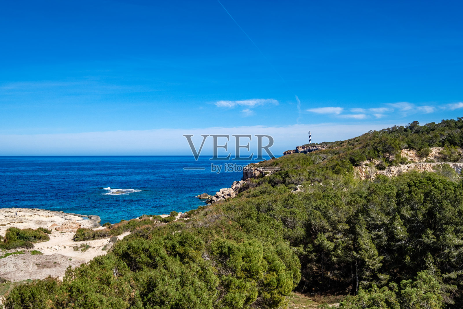 Cala Portinax海湾拥有美丽的湛蓝海水照片摄影图片