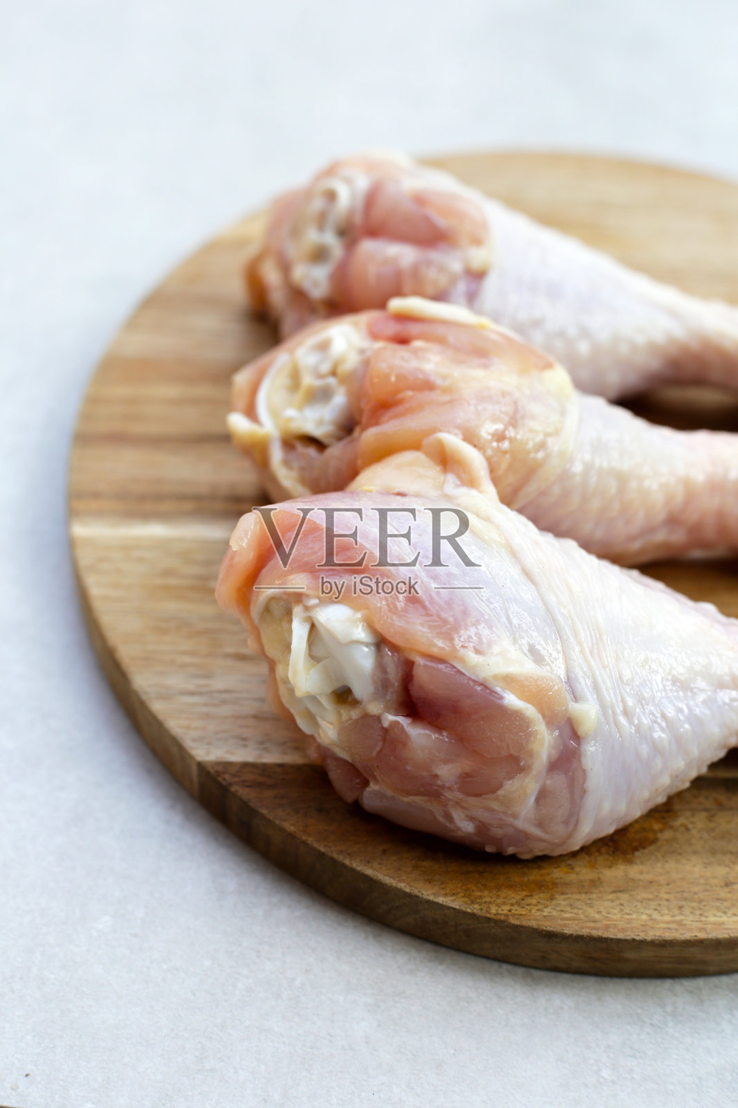 生鸡腿,烹调用的肉照片摄影图片