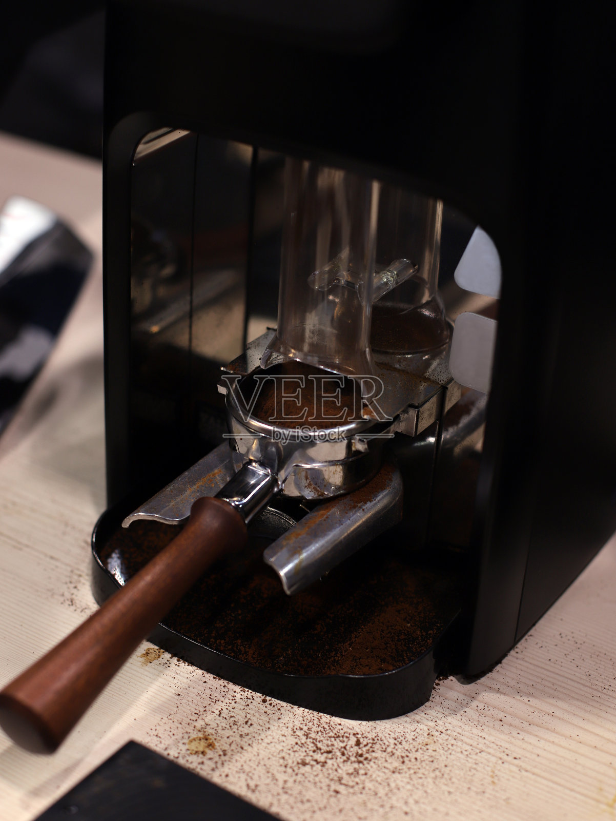 咖啡机手柄上有咖啡粉照片摄影图片