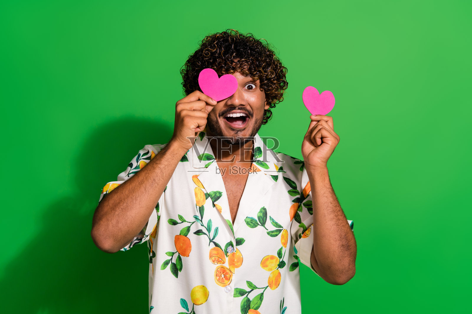 照片时髦开朗的阿拉伯人穿印花衬衫粉红色的心卡盖眼睛孤立的绿色背景照片摄影图片