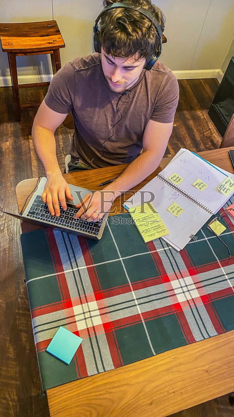 30岁的老人在远程工作时使用便签照片摄影图片