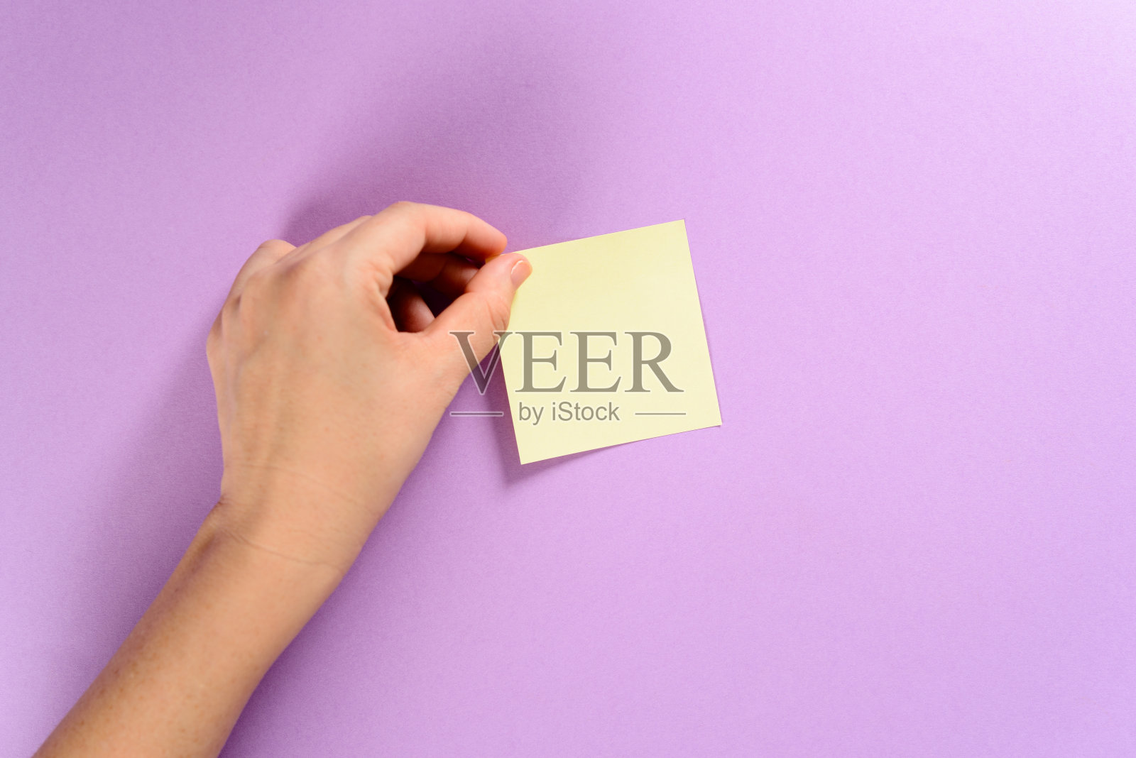 女性手钉页面标记在紫色背景上的细节照片摄影图片