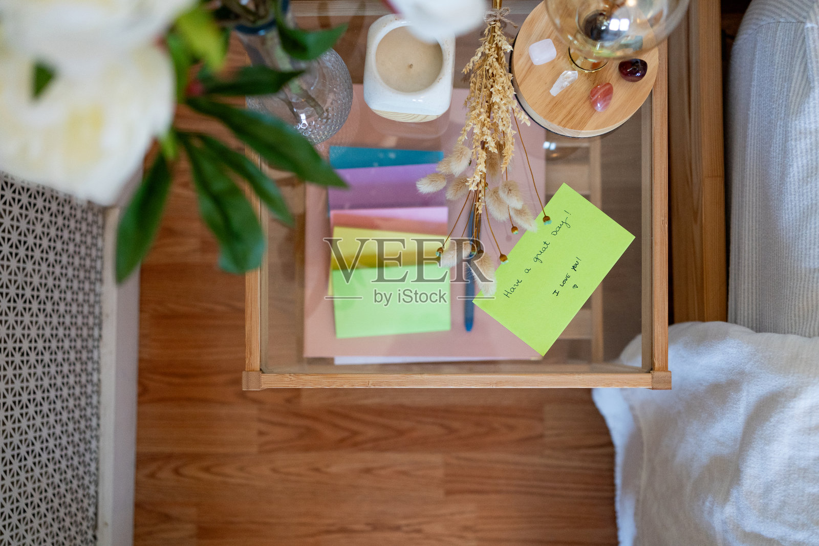 用彩色贴在家里照片摄影图片