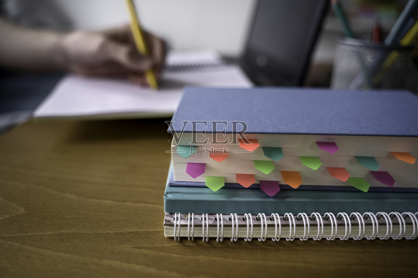 有便利贴的书。照片摄影图片