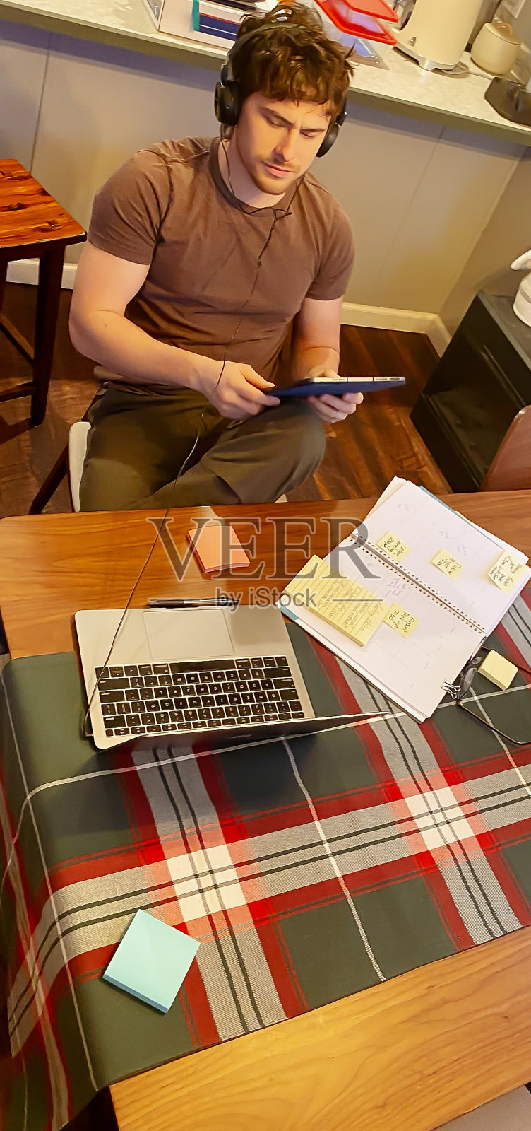 30岁的老人在远程工作时使用便签照片摄影图片