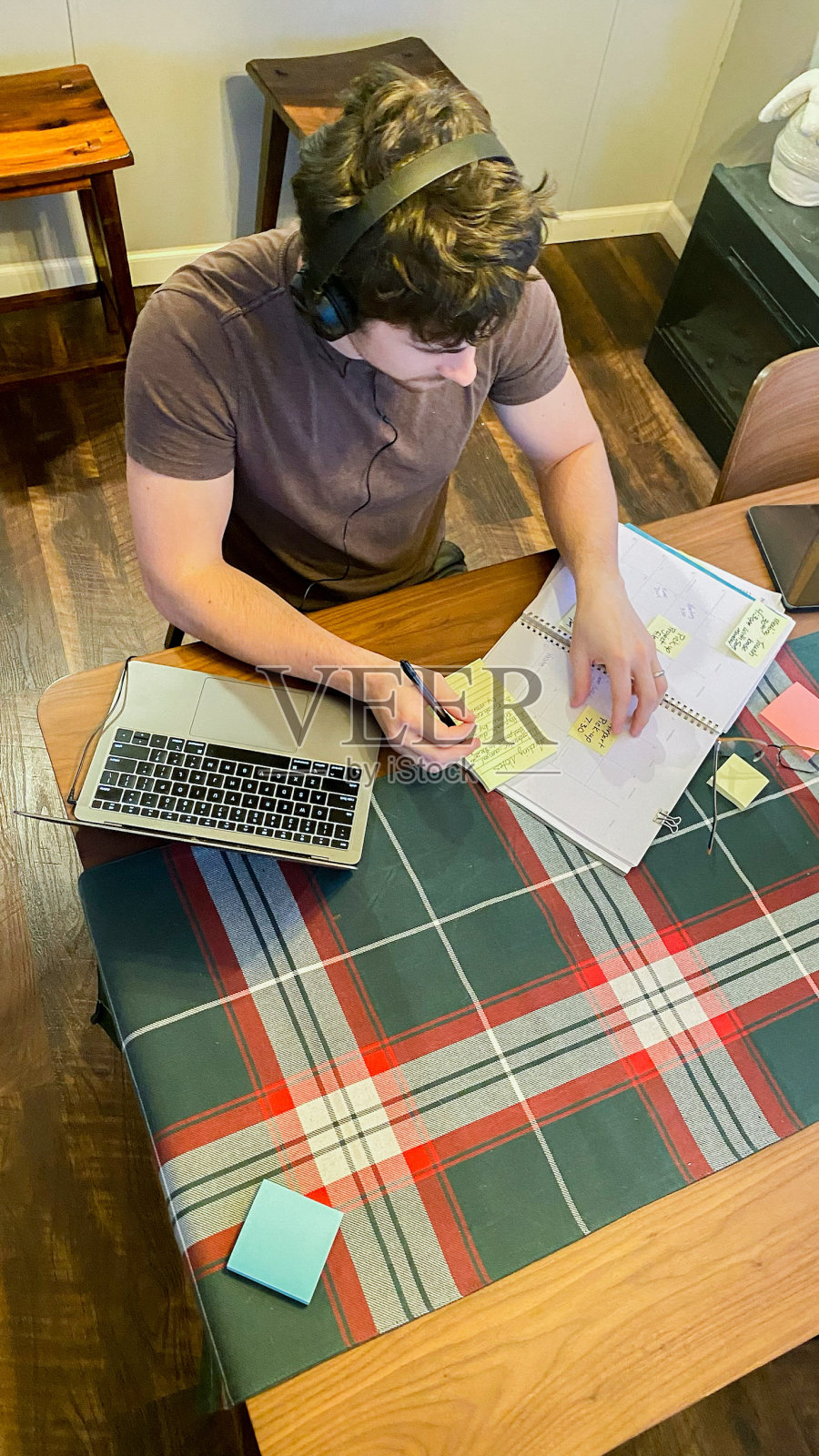 30岁的老人在远程工作时使用便签照片摄影图片