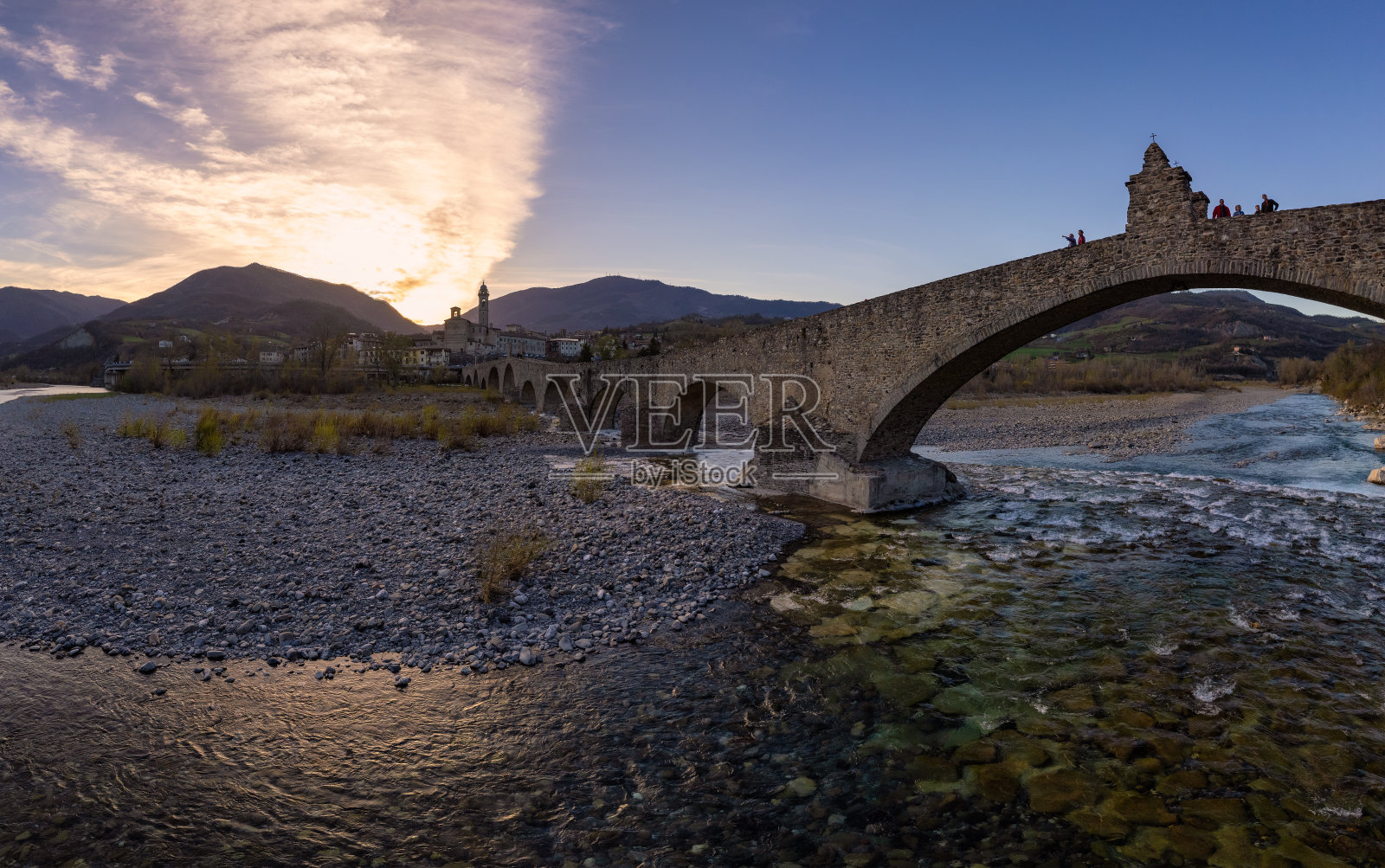 日落时博比奥镇和戈博魔鬼桥的鸟瞰图照片摄影图片