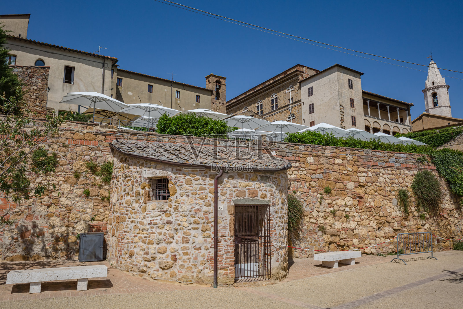 皮恩扎,意大利- 2022年5月23日:城市景观。漫步皮恩扎-意大利托斯卡纳锡耶纳省的小镇,意大利历史悠久的中世纪村庄。照片摄影图片