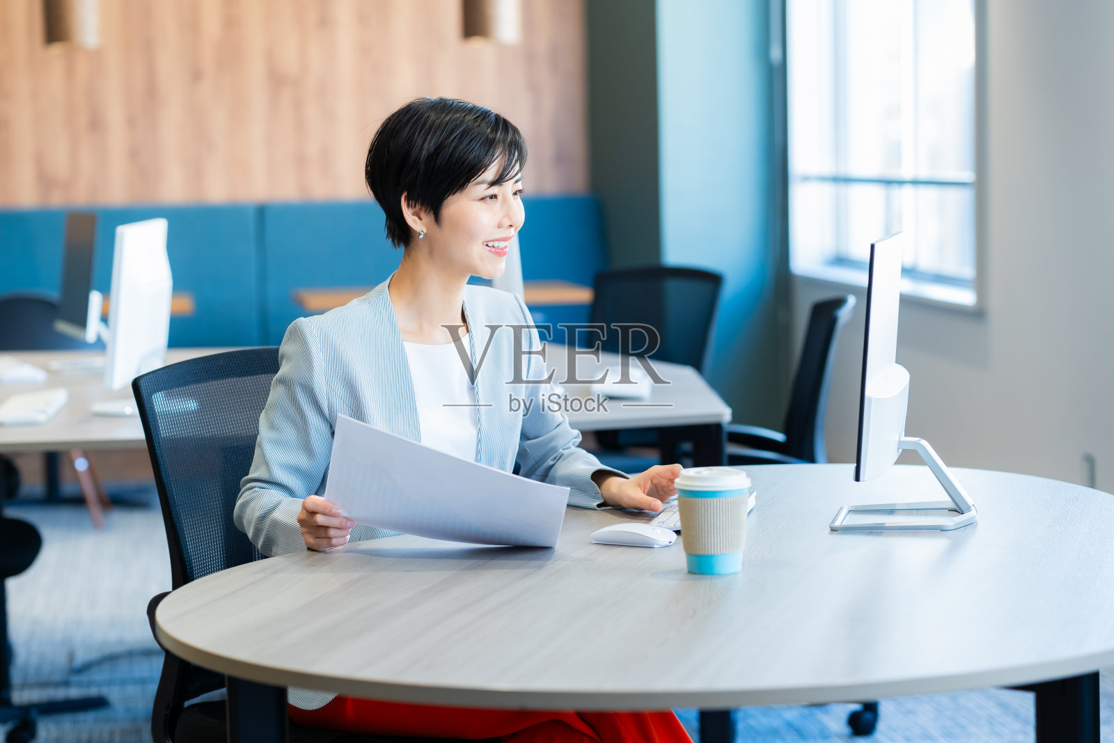 在办公室工作的女商人照片摄影图片