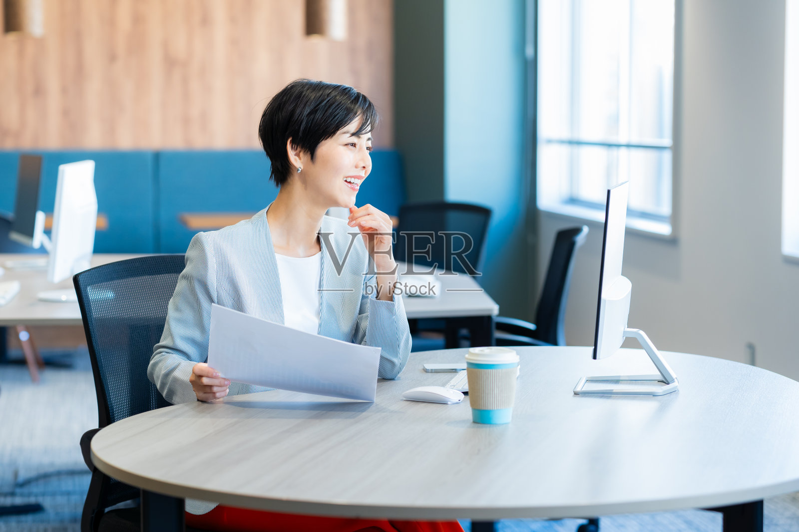 在办公室工作的女商人照片摄影图片