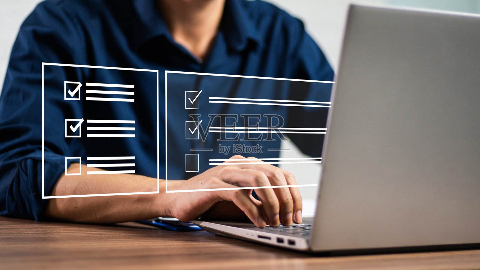 带有复选框的问卷,在线填写调查表格,回答测试问题。调查表概念。教育未来科技与学习理念。照片摄影图片