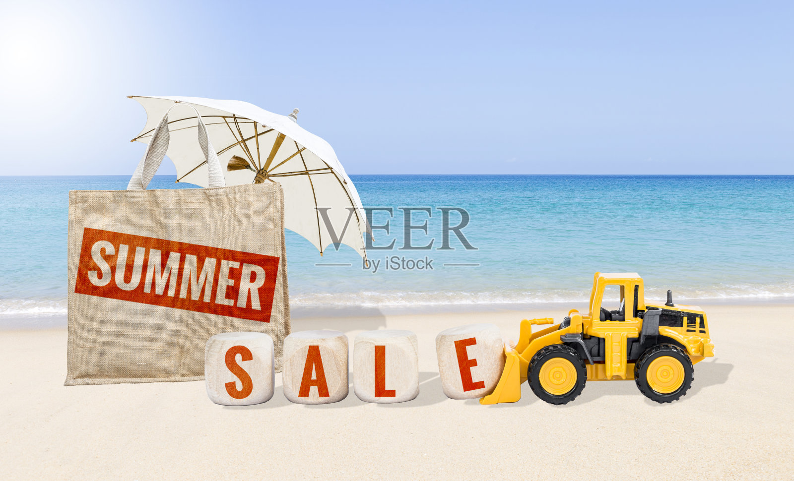 夏天的横幅在黄麻包与海滩伞和销售木制立方体和黄色卡车在热带海滩照片摄影图片