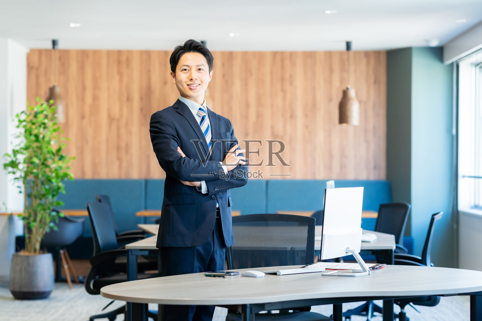 在办公室工作的商务人士照片摄影图片