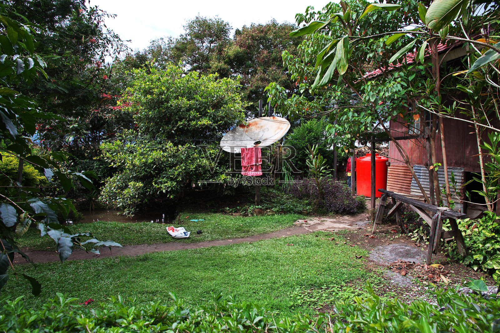 位于印尼巴布亚瓦梅纳市的卫星天线照片摄影图片