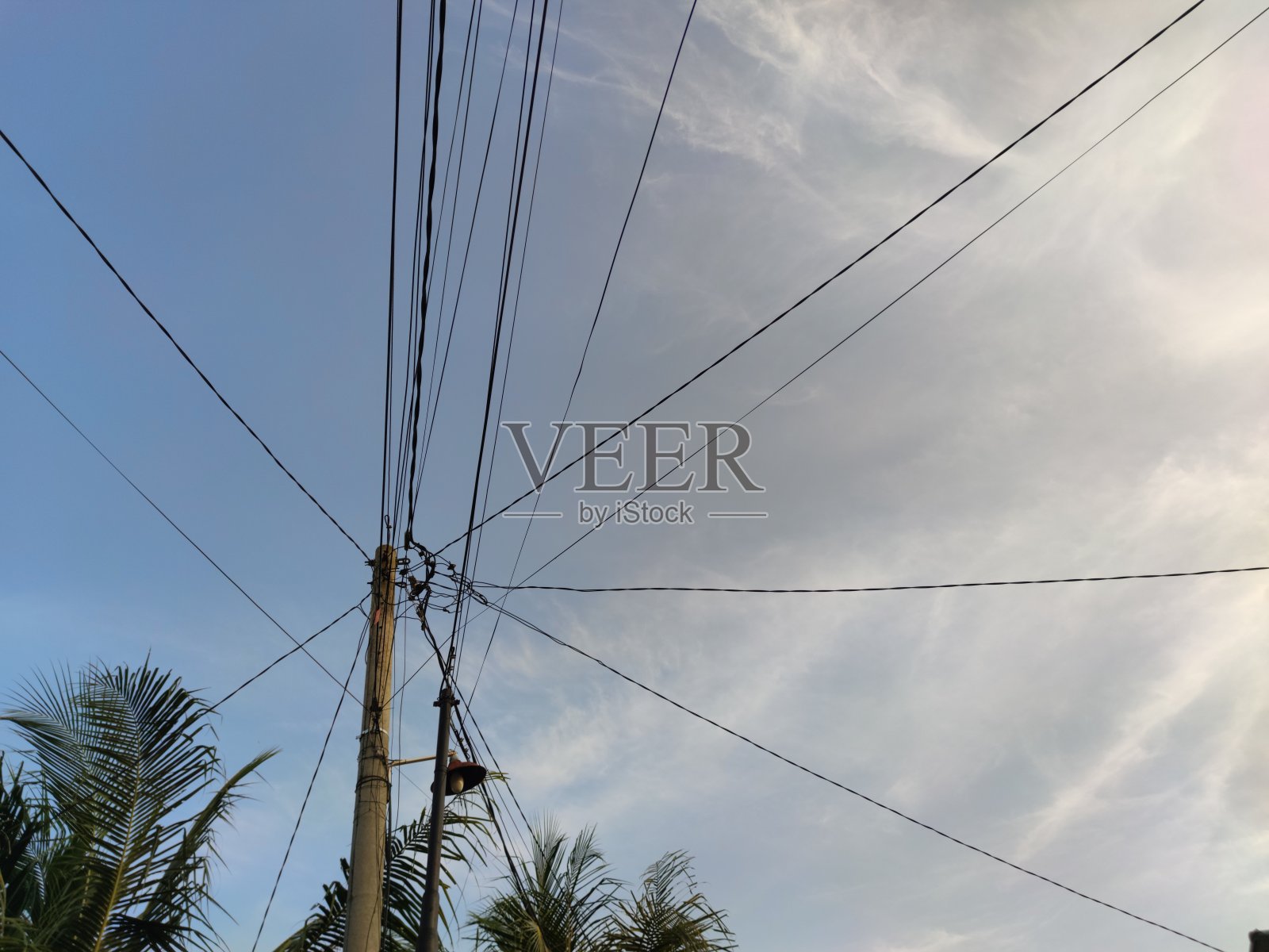 电线杆和电缆乱成一团照片摄影图片