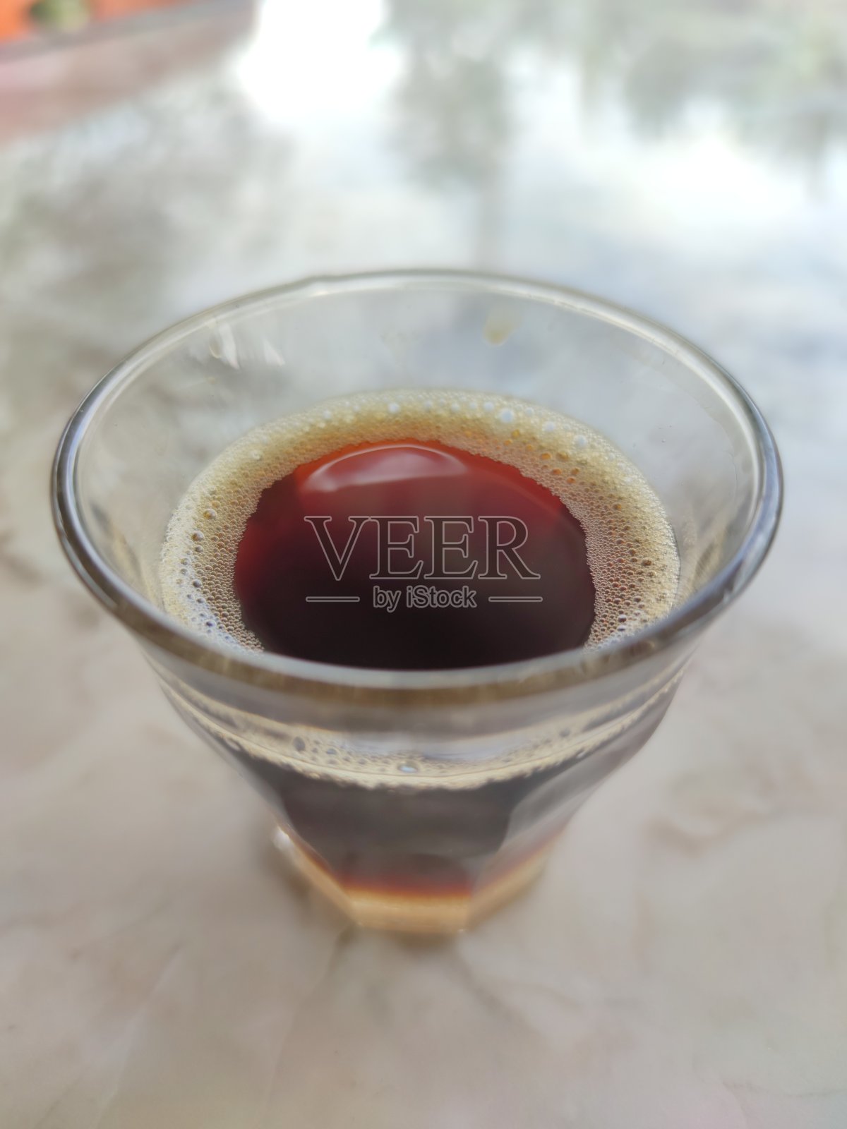 小玻璃杯里的黑咖啡是典型的亚齐咖啡照片摄影图片