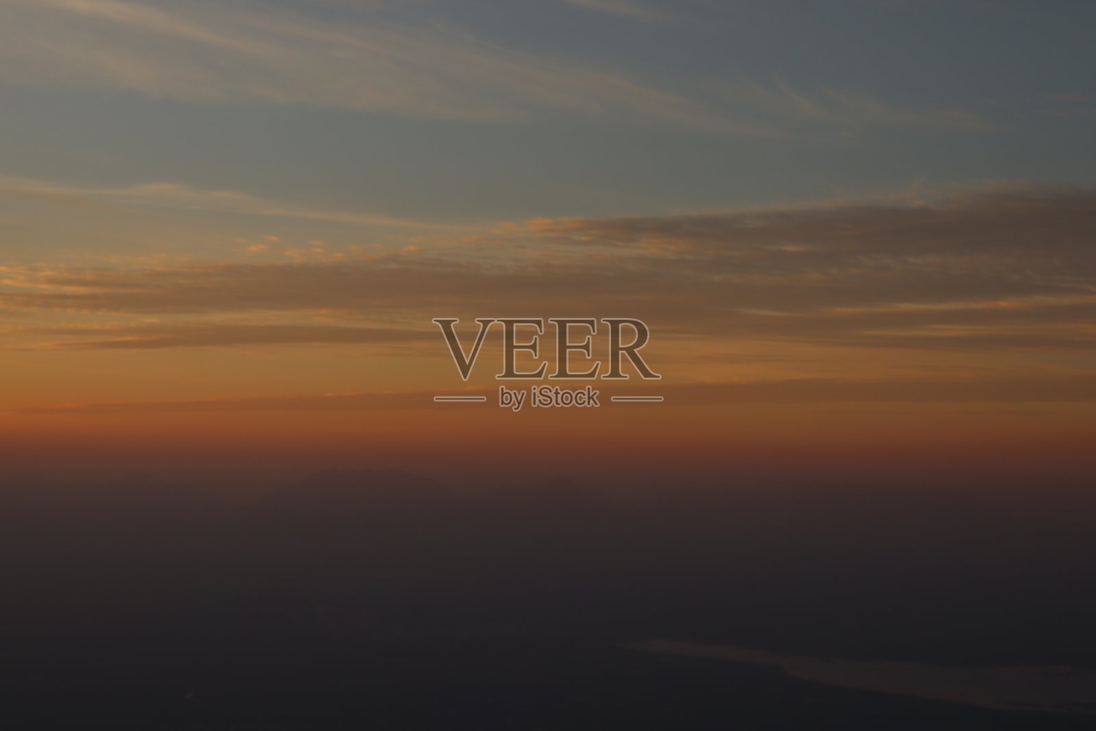 日落点,阿布山。一个地方,在那里看到美丽的日落与蓝天和山脉。日落时的天空和云彩摄影照片摄影图片