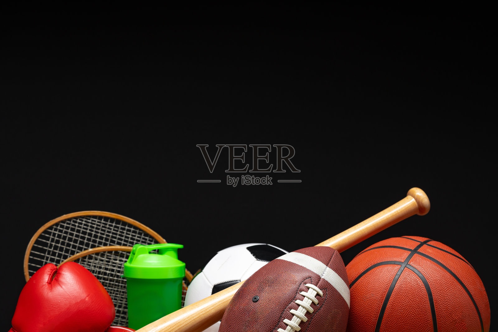 各种运动器材在黑色背景的工作室拍摄照片摄影图片