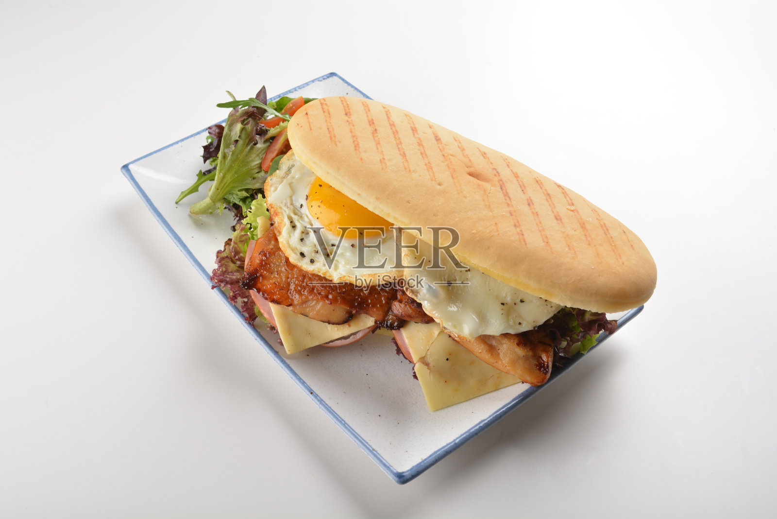 什锦三明治俱乐部,配以佛卡夏面包、烤照烧鸡肉、奶酪和煎蛋沙拉,在白色餐桌餐厅西式快餐咖啡厅清真菜单上照片摄影图片