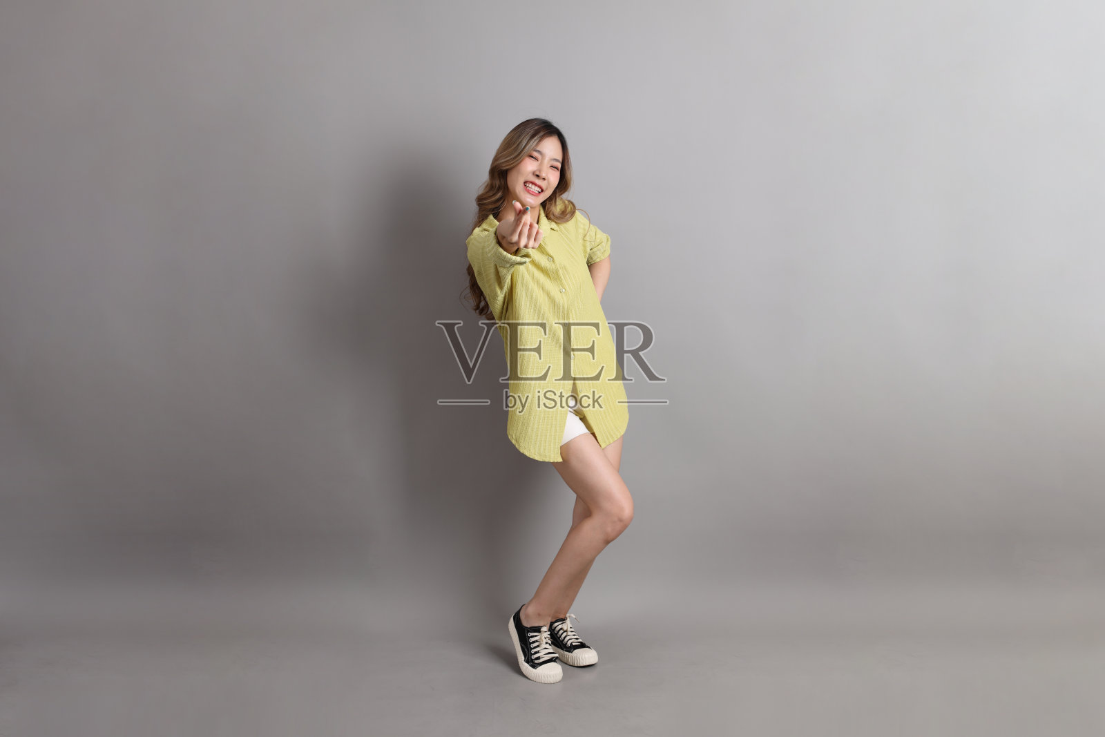 年轻女子照片摄影图片