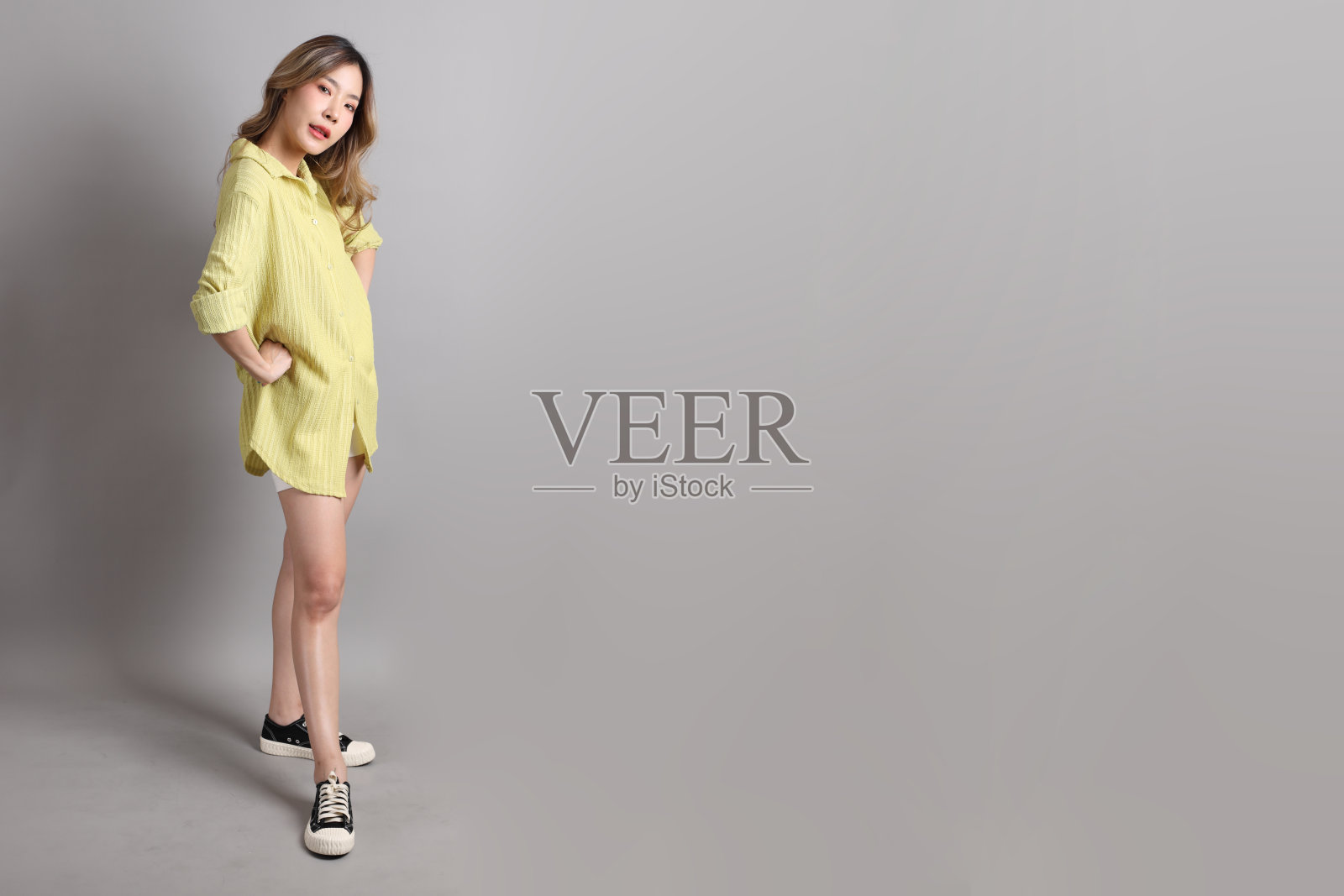 年轻女子照片摄影图片