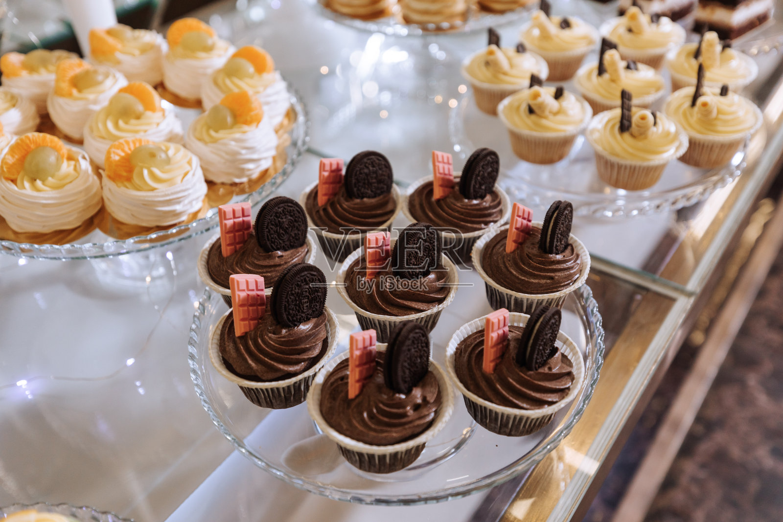 一场美味的婚礼。蛋糕,蛋糕。宴会用的糖果棒。庆祝活动的概念。时尚的甜品。桌上摆满了糖果、糖果。水果照片摄影图片