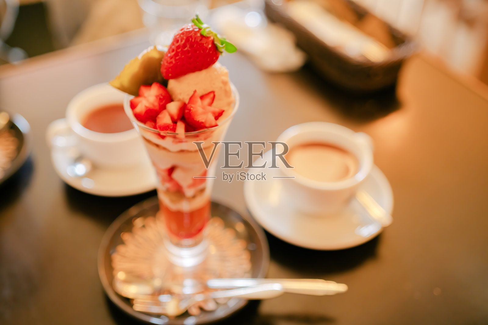 在咖啡馆吃草莓和樱花蛋糕照片摄影图片