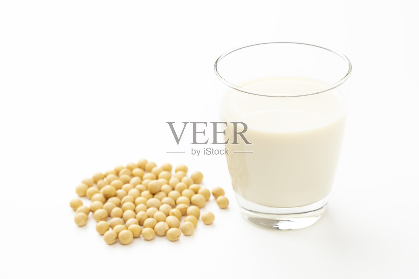 白底的豆浆和大豆。照片摄影图片