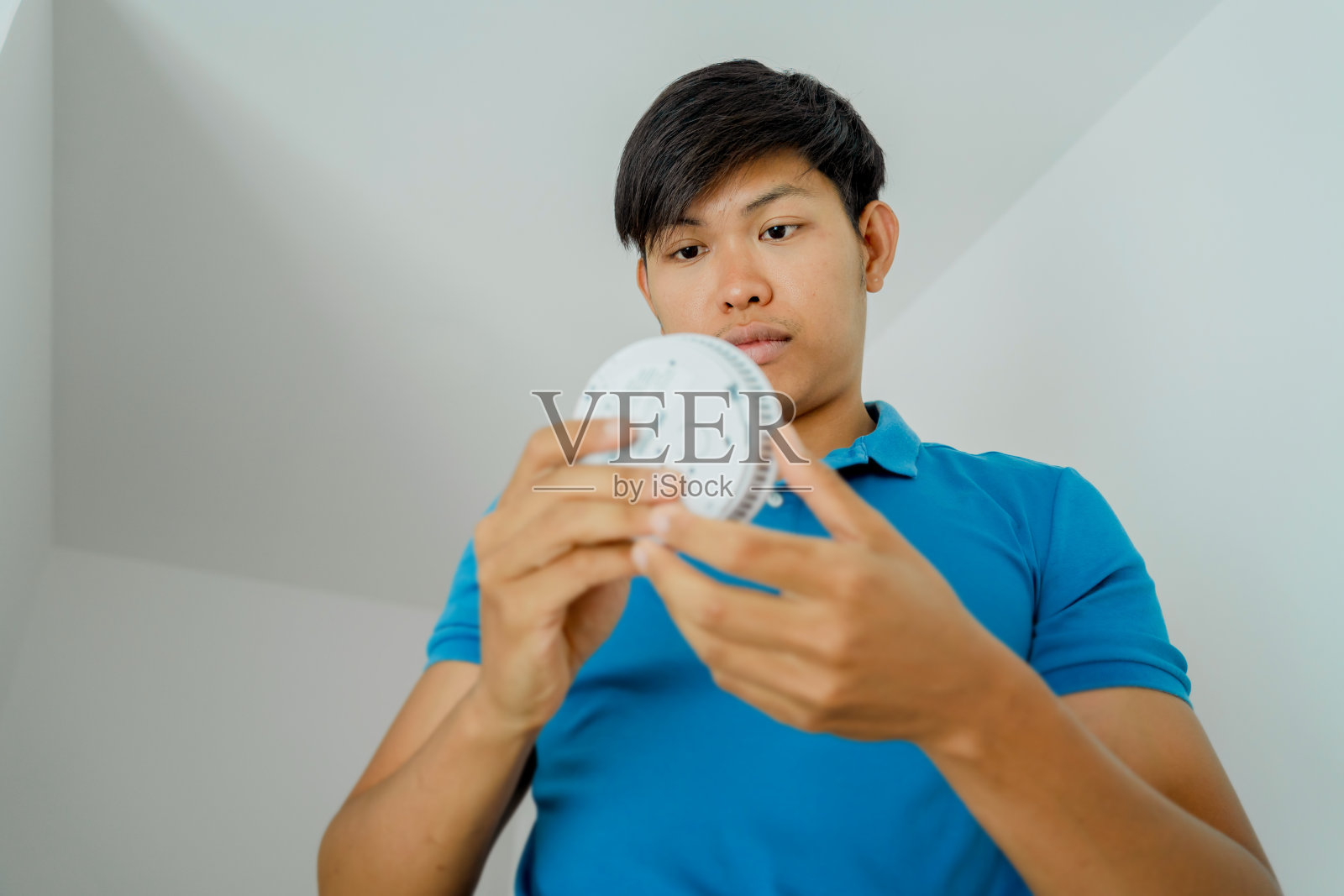 在现代公寓安装火灾安全探测器的技术人员照片摄影图片