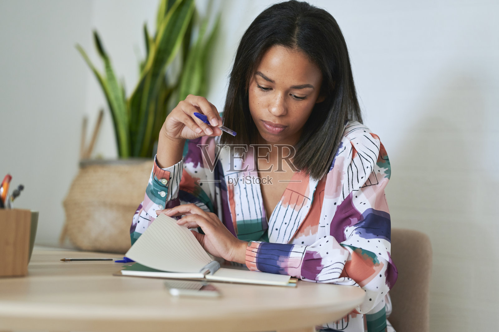 家里有笔记本和笔的女人照片摄影图片