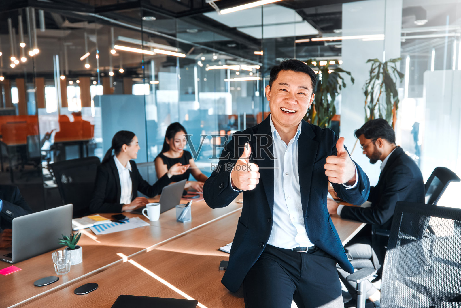 业务团队在办公室工作照片摄影图片