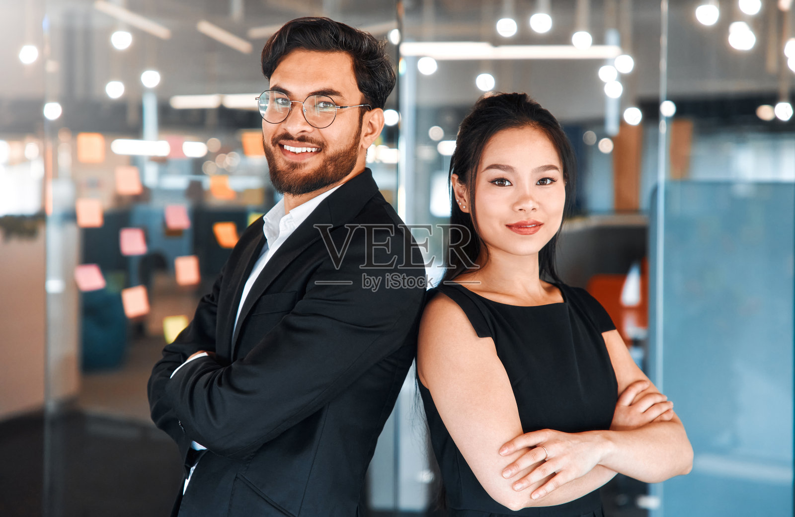 业务团队在办公室工作照片摄影图片