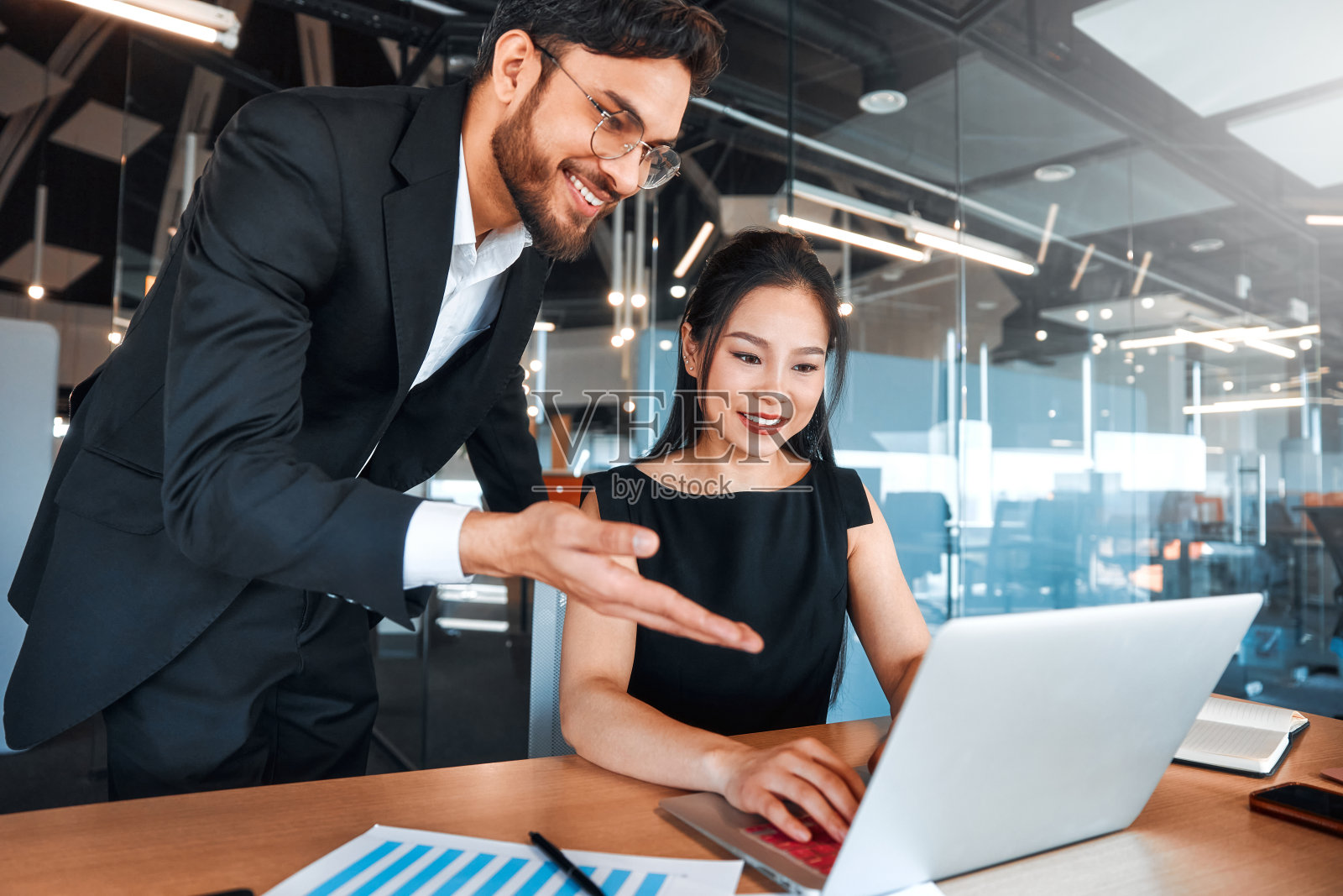 业务团队在办公室工作照片摄影图片