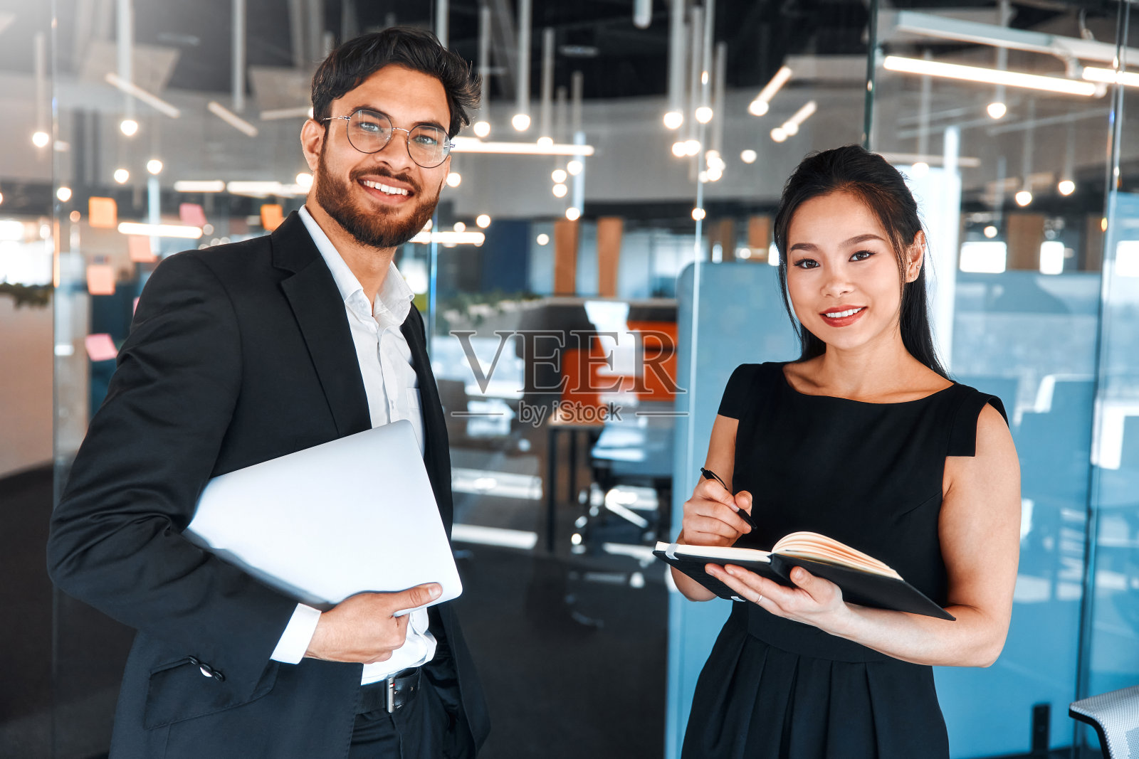 业务团队在办公室工作照片摄影图片